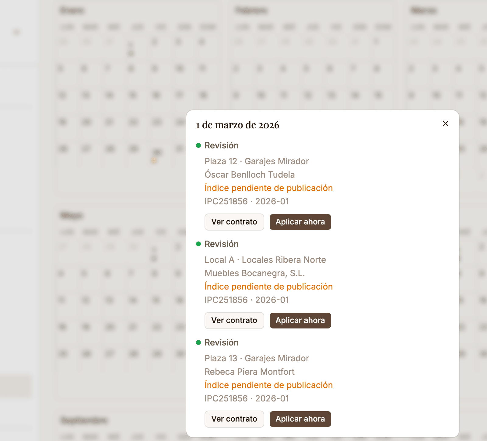 Calendario anual de revisiones de renta en Zalach, con el detalle de un día que agrupa las revisiones de varios contratos distintos, cada una con su contrato, su inquilino y el estado del índice del periodo.