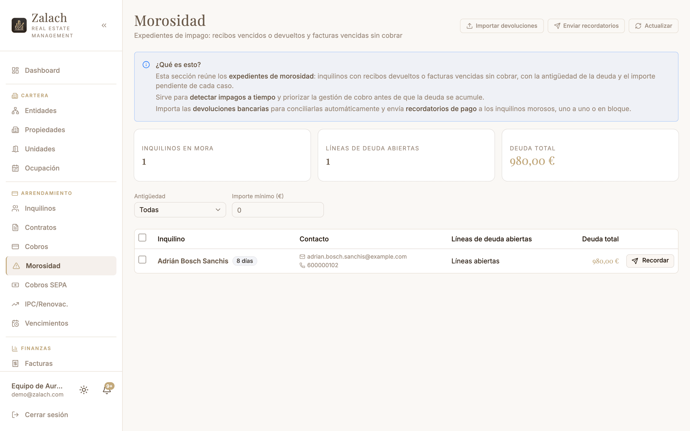 Pantalla de Morosidad en Zalach, con el listado de inquilinos en mora, su deuda total, los días de retraso y las acciones para recordar el pago o importar devoluciones bancarias.